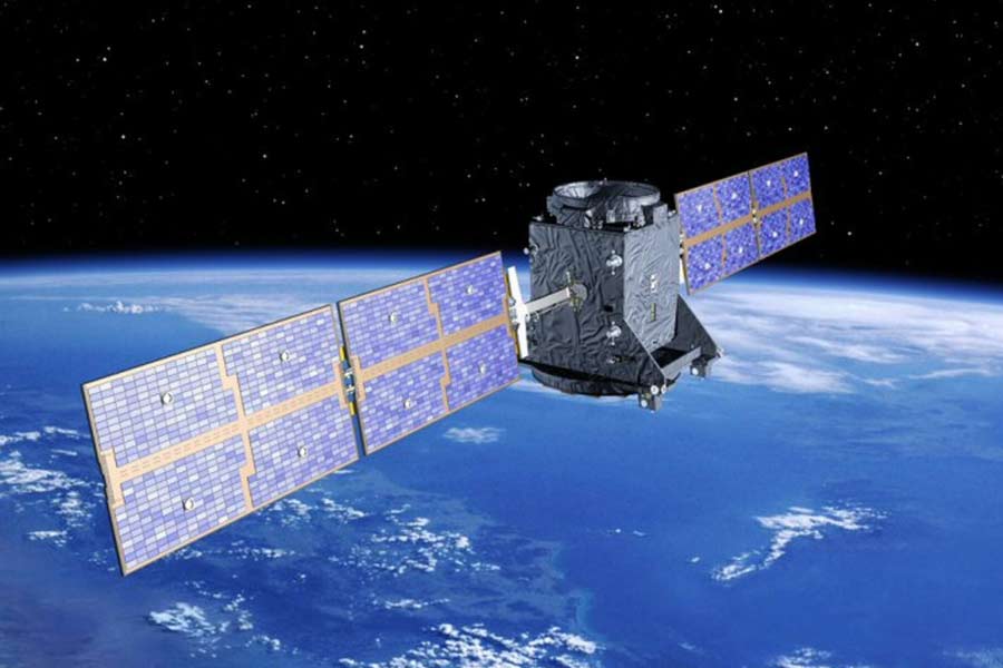 তবে মহাকাশে গোয়েন্দা উপগ্রহ পাঠিয়ে কিম এক ঢিলে অনেকগুলি পাখি মারতে চাইছেন বলে মনে করা হচ্ছে। অনেক দিন ধরেই শক্তিশালী নজরদার ক্যামেরার মাধ্যমে কোরিয়া উপদ্বীপ-সহ বিস্তীর্ণ অংশে নজরদারি চালাচ্ছে আমেরিকা। এ বার তার পাল্টা পদক্ষেপ করার দাবি করছে উত্তর আমেরিকা।