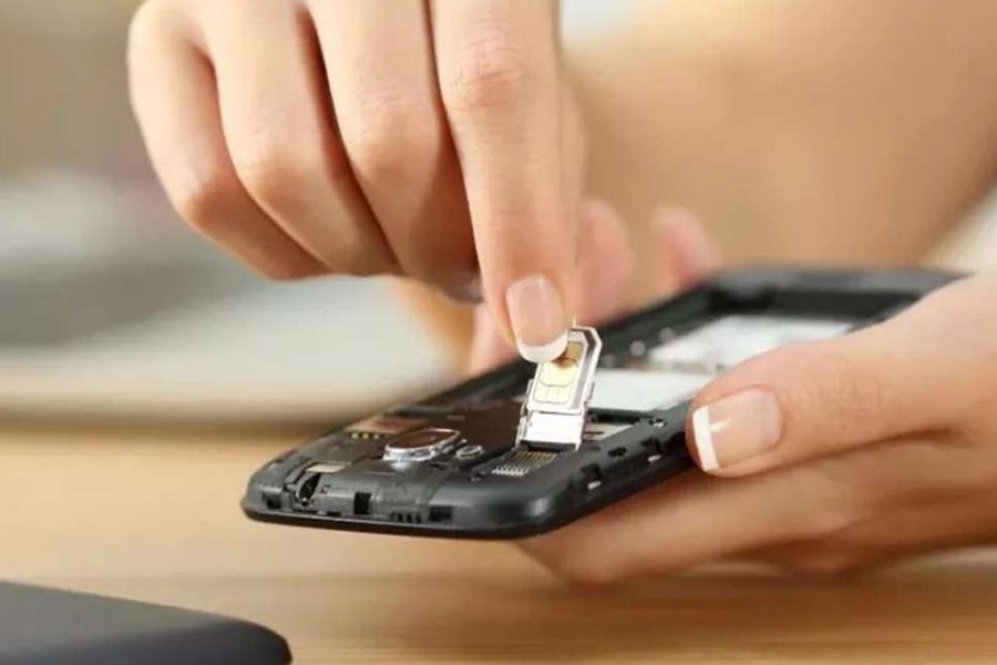 সিম কার্ড কেনার ক্ষেত্রে নতুন নিয়ম প্রথমে ১ অক্টোবর থেকে চালু হওয়ার কথা ছিল। কিন্তু পরে তা দু’মাস পিছিয়ে দেওয়া হয়।