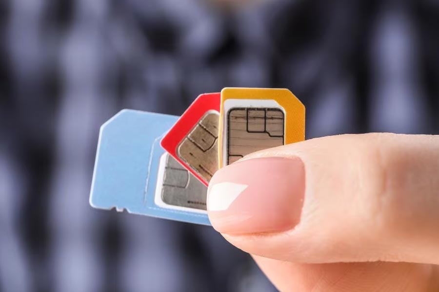 নতুন নিয়ম অনুযায়ী, সিম কার্ড বিক্রেতা বা ডিলারদের এখন থেকে টেলি সংস্থাগুলির সঙ্গে একটি চুক্তি স্বাক্ষর করতে হবে। সিম নিয়ে চলা অবৈধ কার্যকলাপে জড়িত হওয়া থেকে বিক্রেতাদের বিরত রাখতেই এই সিদ্ধান্ত।