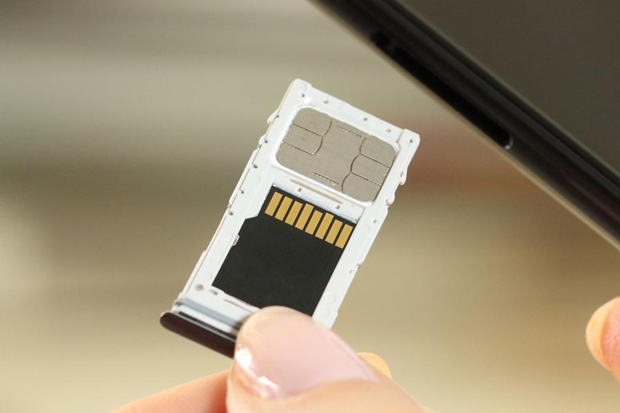 যাঁরা সিম কার্ড বিক্রি করছেন, সেই ডিলারদের যাবতীয় গুরুত্বপূর্ণ নথি নিজেদের হাতেই রাখতে চাইছে সরকার। তার জন্য নির্দিষ্ট জায়গায় তাঁদের নথিভুক্ত থাকতে হবে। ১ ডিসেম্বর থেকে ১২ মাস পর্যন্ত নথিভুক্ত হতে পারবেন ডিলাররা।