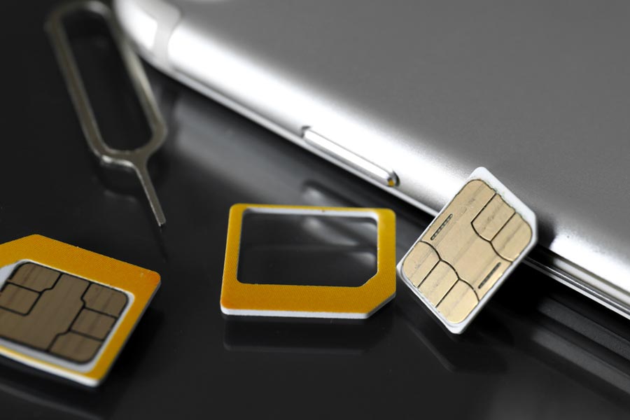 নতুন নিয়মে একসঙ্গে অনেক সিম কেনা বন্ধ করল সরকার। তবে এক পরিচয়পত্রে সর্বোচ্চ ন’টি সিম তোলা যাবে আগের মতোই। ডিজিটাল জালিয়াতি ঠেকাতে সরকার এই সিদ্ধান্ত নিয়েছে।