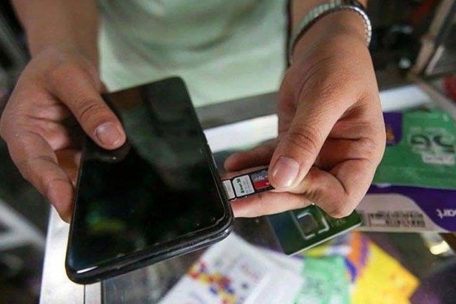 কিন্তু কেন হঠাৎ সিম কার্ড কেনার ক্ষেত্রে নতুন নিয়ম আনল সরকার? সরকার জানিয়েছে, অনলাইন লেনদেনের সময় আর্থিক জালিয়াতি এবং ভুয়ো পরিচয় দিয়ে ফোন করে টাকা হাতানোর অপরাধ কমাতেই এই সিদ্ধান্ত।