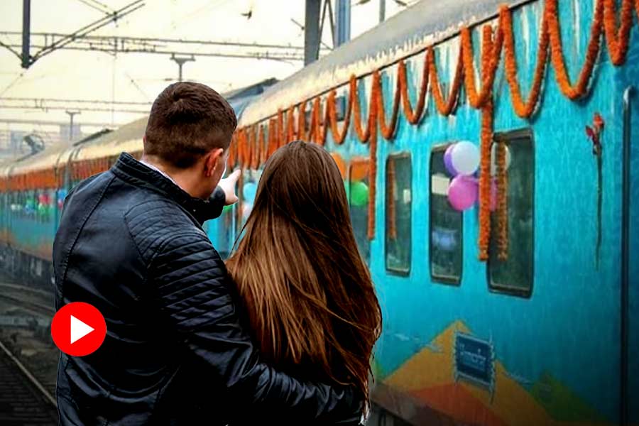 Couple gets married on Bengal-Jharkhand train, video went viral.