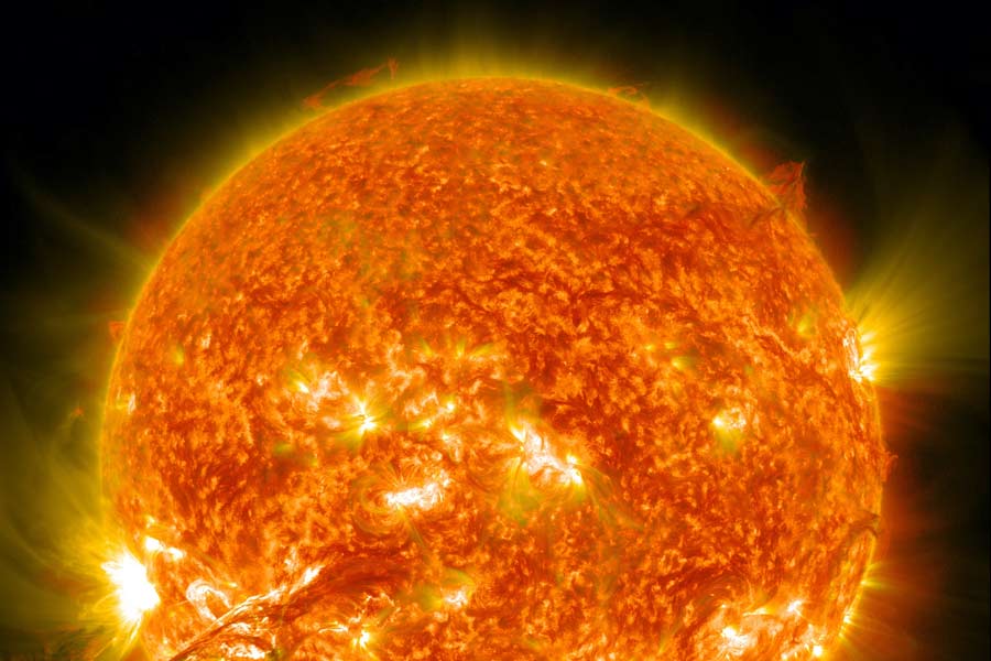 সৌরঝড়ের অভিঘাতে গোটা বিশ্বের যাবতীয় ইন্টারনেট যোগাযোগ ব্যবস্থা ভেঙে পড়তে পারে বলেও আশঙ্কা প্রকাশ করা হয়েছে ওই পূর্বাভাসে। ওই সৌরঝড় শক্তিশালী ভূ-চৌম্বকীয় ঝাপটায় পরিণত হলে তার প্রভাব বেশ কিছু দিন স্থায়ী হতে পারে।