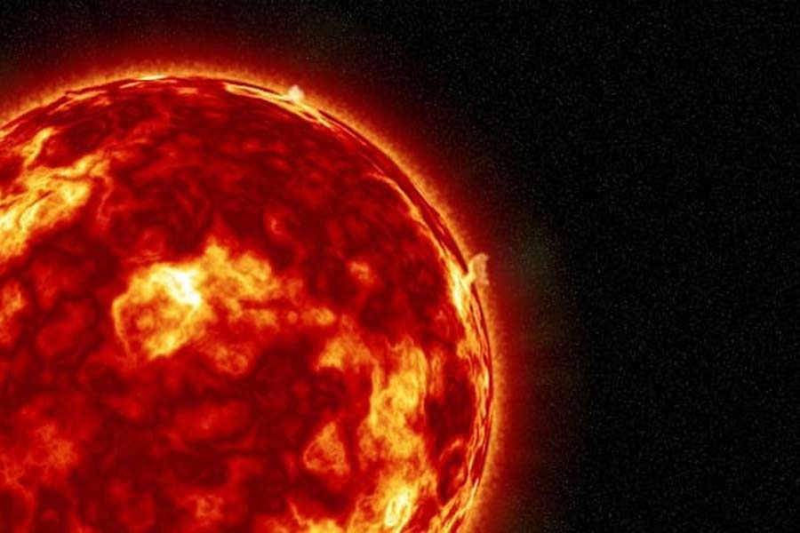 তবে ইন্টারনেট পরিষেবার উপর সিএমই-র আঘাত কতটা ভয়াবহ হয়ে উঠতে পারে সে ব্যাপারে কোনও নির্দিষ্ট তথ্য বিজ্ঞানীদের হাতে নেই। কারণ, এর আগে যখন (১৯২১) ভয়ঙ্কর সৌরঝড় পৃথিবীতে আছড়ে পড়েছিল, তখন ডিজিটাল দুনিয়াই গড়ে ওঠেনি।