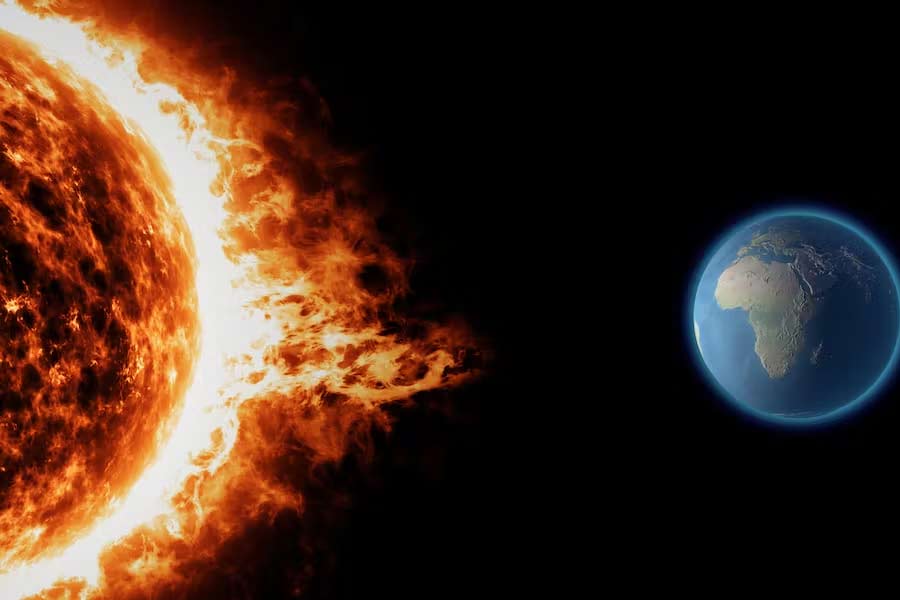 পৃথিবীকে ঘিরে থাকা চৌম্বকক্ষেত্র সৌরঝড়-সহ নানা মহাজাগতিক হানাদারকে প্রতিহত করে। দুই মেরুতে চৌম্বকক্ষেত্র বেশি শক্তিশালী থাকে বলে সৌরকণারা ধেয়ে এলে তাদের বেশির ভাগকেই ফিরিয়ে দেওয়া সম্ভব হয়। আর তা না হলেই বিপর্যয়ের শঙ্কা বাড়ে।