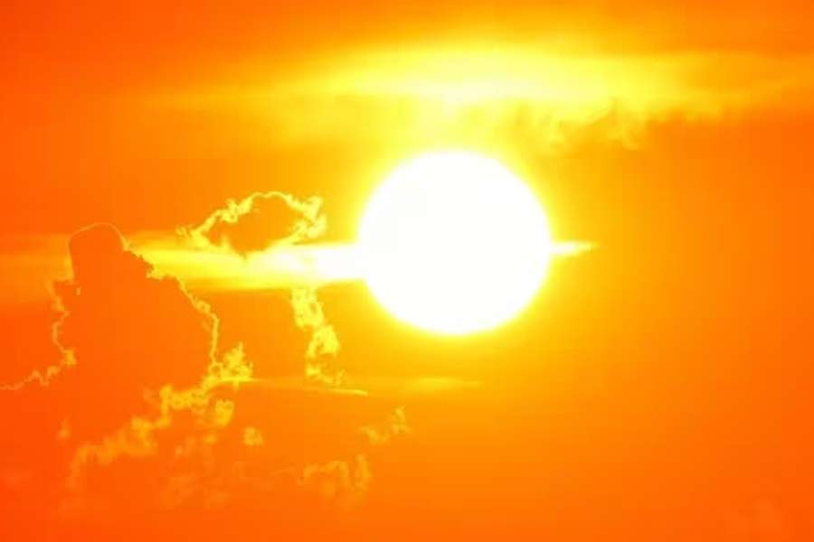 উনবিংশ শতকে সৌরঝড়ে আমেরিকায় টেলিগ্রাফ স্টেশনে আগুন লেগে মৃত্যুর ঘটনা ঘটেছিল। ১৯৮৯ সালের মার্চে যে সৌরঝড়ের ঝাপটায় কানাডার কুইবেক প্রদেশে টানা ন’ঘণ্টা ‘ব্ল্যাক আউট’ হয়ে গিয়েছিল। এ বারও কি তেমনটাই হতে চলেছে?