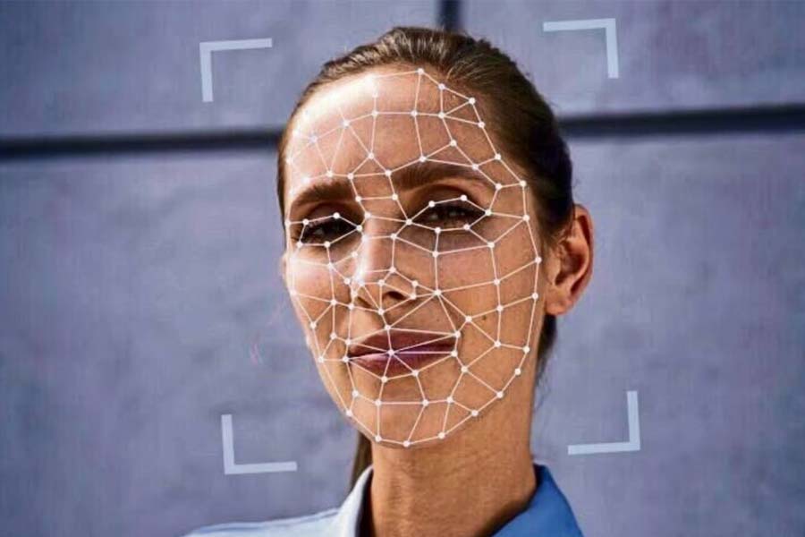 প্রযুক্তির ‘জুজু’ যে আর দূরে কোথাও নেই, একেবারে রোজকার যাপনে এসে পড়েছে, তা-ই বুঝিয়ে দিয়েছে সাম্প্রতিক একের পর এক ‘ডিপফেক’ কাণ্ড! এ এমনই এক প্রযুক্তি-কৌশল, যার দৌলতে বিশ্বের যে কোনও মানুষের ছবি বা ভিডিয়োয় মুখচ্ছবি পাল্টে দেওয়া হচ্ছে। অত্যন্ত সূক্ষ্ম এবং প্রায়-নিখুঁত ভাবে এক জনের শরীরে জুড়ে দেওয়া হচ্ছে অন্যের ধড় এবং মুণ্ড। 