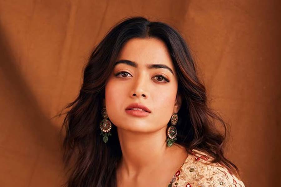 প্রযুক্তির কাছে ‘বিখ্যাত’ বা ‘প্রভাবশালী’রাও অসহায়, তা চোখে আঙুল দিয়ে দেখিয়ে দিয়েছে ‘ডিপফেক’। সম্প্রতি দক্ষিণী অভিনেত্রী রশ্মিকা মন্দনার একটি ভুয়ো ভিডিয়ো সামনে আসে। কৃত্রিম বুদ্ধিমত্তার মাধ্যমে ‘ডিপ লার্নিং’ প্রযুক্তি ব্যবহার করে অন্য এক জনের দেহে রশ্মিকার মুখ এবং কণ্ঠস্বর বসিয়ে দেওয়া হয়।