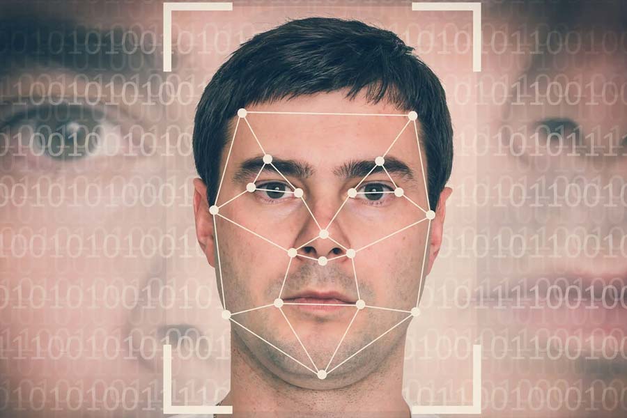 খুব সহজ ভাষায় বলতে গেলে, ‘ডিপফেক’ প্রযুক্তি কোনও ব্যক্তির মুখের অভিব্যক্তি খুব খুঁটিয়ে পড়ে ফেলতে পারে। বুঝে নিতে পারে গলার আওয়াজ। তার পর সেই বিশ্লেষণের ফসল অন্যের মুখের উপর বসিয়ে দিতে পারে। কিন্তু তা নিখুঁত ভাবে হুবহু মিলিয়ে দেওয়া ততটাও সহজ নয়। কোথাও না কোথাও খামতি থেকেই যায়। চোখে দেখার সময় সেগুলিই খুঁজে বার করা জরুরি।