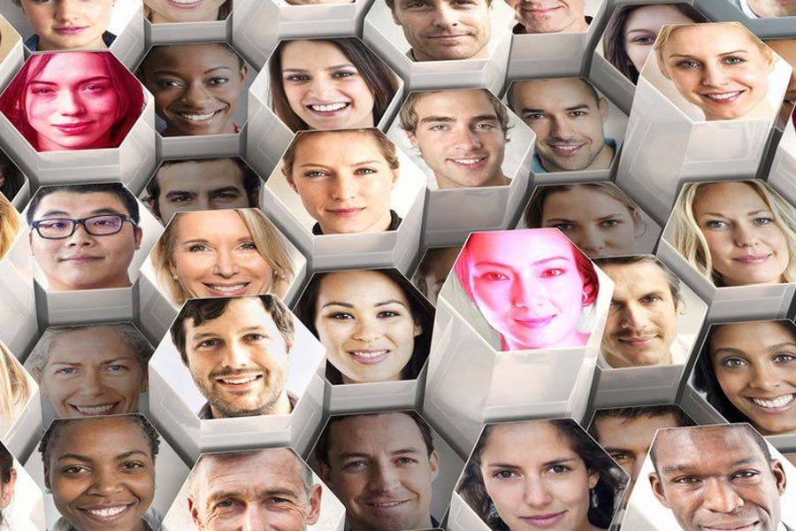 প্রথমেই যেটা নজর করা জরুরি, সেটা হল চোখের নড়াচড়া। এক জনের চোখ অন্যের মুখে বসানো যেতেই পারে। কিন্তু মুখের সঙ্গে সেই চোখের সামঞ্জস্য রক্ষা করা কঠিনই। সেই তালমিলে গন্ডগোল থাকলে চোখের নড়াচড়াও অস্বাভাবিক হবে। 