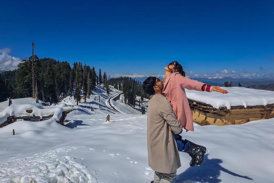 শীতের মরশুম শুরু হতেই বরফে থাকল হিমাচল প্রদেশ থেকে জম্মু-কাশ্মীরের বহু এলাকা। নভেম্বর মাস পড়ে গেলেও সে ভাবে তুষারপাত হচ্ছিল না। তবে বৃহস্পতিবার থেকে জম্মু-কাশ্মীরে এবং হিমাচলে নতুন করে তুষারপাত শুরু হয়েছে। 