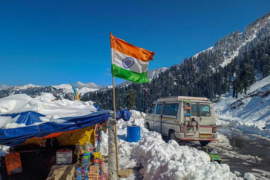  মৌসম ভবন জানিয়েছে, দিনের বেলায় তুষারপাত বেশি হওয়ার সম্ভাবনা রয়েছে। শ্রীনগর-সহ উপত্যকা এলাকায় হালকা বৃষ্টিও হচ্ছিল। যা তিন সপ্তাহ ধরে তুষারপাতের বাধার কারণ হয়ে দাঁড়িয়েছিল। কিন্তু আবহাওয়া পরিষ্কার হওয়ার সঙ্গে সঙ্গেই তাপমাত্রা নামতে শুরু করেছে। ফলে বৃহস্পতিবার থেকেই তুষারপাত শুরু হয়ে গিয়েছে।