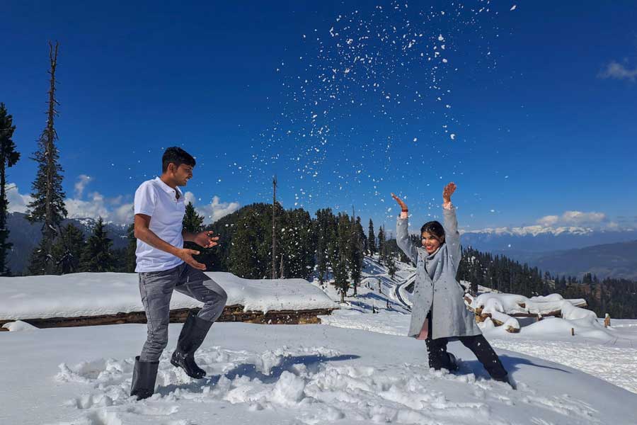 জম্মু-কাশ্মীরের বারামুলা, কুপওয়ারায় সবচেয়ে বেশি তুষারপাত হয়েছে। ভারী তুষারপাতের জেরে কুপওয়ারা থেকে তাংধর কেরন রোড বন্ধ হয়ে গিয়েছে। 