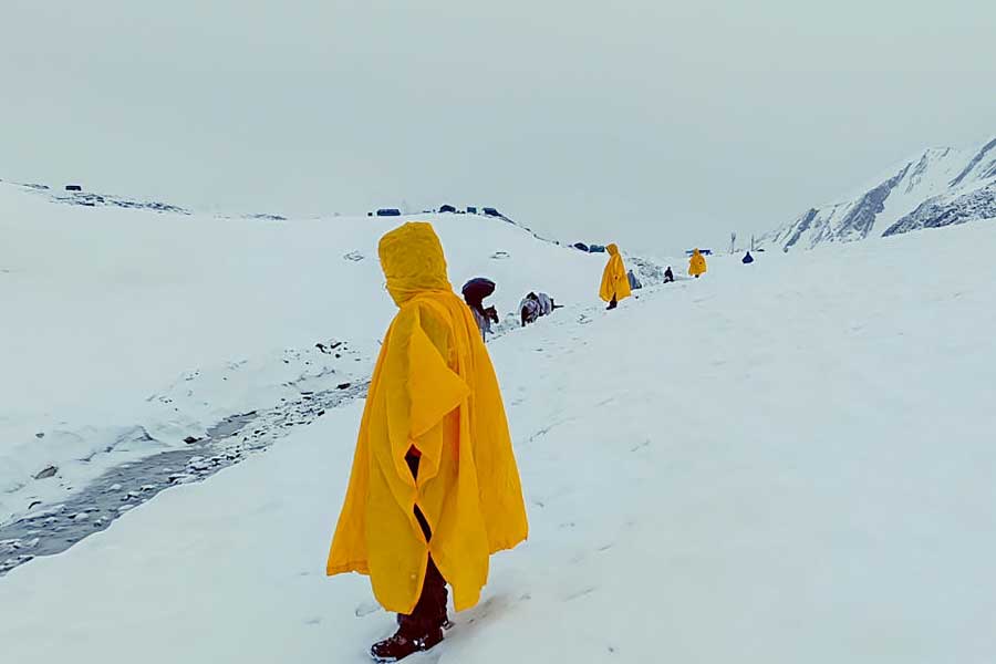 বৃহস্পতিবার থেকে শুরু হওয়া তুষারপাতের জেরে পুরু বরফের চাদরে ঢাকা পড়েছে গুলমার্গ এবং সোনমার্গ। ইতিমধ্যেই এই দুই পর্যটনস্থলে দেশের বিভিন্ন প্রান্ত থেকে হাজির হয়েছেন বহু পর্যটক।
