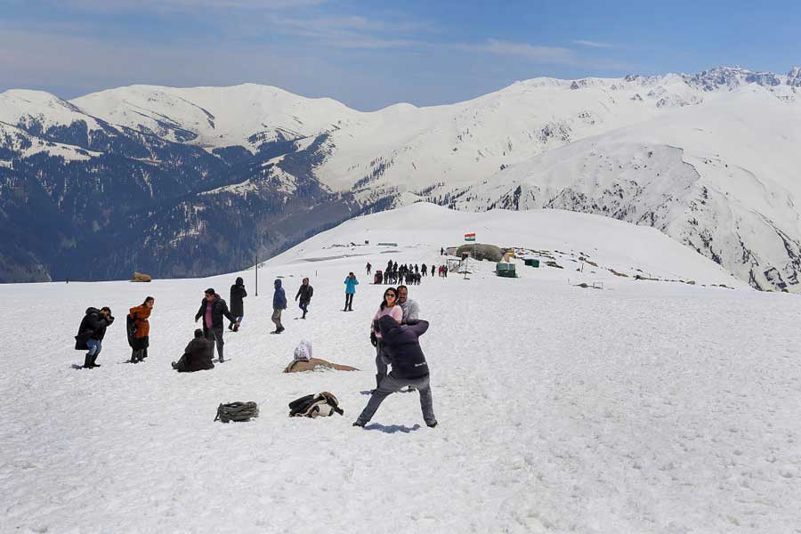 কাশ্মীরের পাশাপাশি জম্মুর পাহাড়ি এলাকাগুলিতেও বৃহস্পতিবার থেকে কোথাও হালকা, কোথাও ভারী তুষারপাত শুরু হয়েছে। যে সব জেলায় তুষারপাত শুরু হয়েছে সেগুলি হল— কিস্তওয়ার, ডোডা, রামবান, রিয়াসি, পুঞ্চ, রাজৌরি এবং কাঠুয়া।