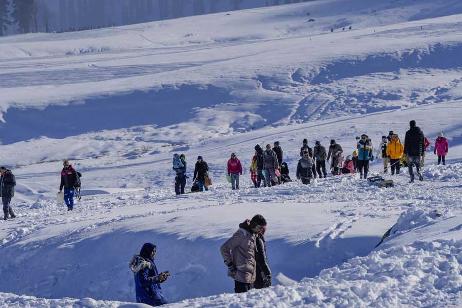 তুষারপাতের জেরে রাজৌরি এবং পুঞ্চের সঙ্গে কাশ্মীরের যোগাযোগকারী সড়ক মুঘল রোড বন্ধ হয়ে গিয়েছে। পুলিশ জানিয়েছে, ‘পীর কি গলি’-সহ একাধিক জায়গায় তুষারপাতের কারণে যান চলাচল বন্ধ করে দেওয়া হয়েছে। 