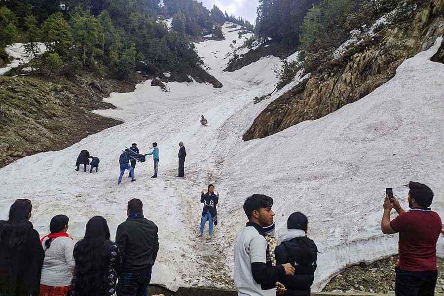 শ্রীনগরে তাপমাত্রা নেমে ৫ ডিগ্রি সেলসিয়াসে পৌঁছেছে। কাজিগুন্দেও ৫ ডিগ্রি সেলসিয়াস। পহেলগাঁওয়ে ১.৫। অন্য দিকে,  কোনিবাল এবং গুলমার্গে তাপমাত্রা হিমাঙ্কের ১ ডিগ্রি সেলসিয়াসের নীচে নেমে গিয়েছে।