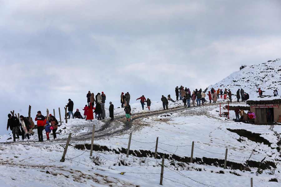 শুক্রবার সকাল থেকেই হিমাচলের লাহুল-স্পিতি, কিন্নৌর এবং পাঙ্গিতে তুষারপাত শুরু হয়েছে। আবহাওয়া দফতর আগেই জানিয়েছিল, ১ ডিসেম্বর থেকে তুষারপাত হবে। সেই পূর্বাভাস অনুযায়ী, শুক্রবার সকাল থেকেই হিমাচল প্রদেশের পাহাড়ি এলাকায় তুষারপাত শুরু হয়েছে।