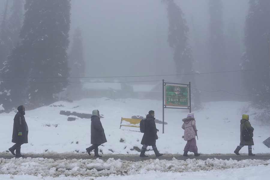 তুষারপাতের জেরে অটল টানেল, ধুন্ধি এবং আশপাশের এলাকায় রাস্তায় চার ইঞ্চি পুরু বরফ জমে গিয়েছে। পরিস্থিতি খারাপ হওয়ায় সোলাং থেকে অটল টানেলের দিকে যাওয়ার রাস্তায় যান নিয়ন্ত্রণ করা হচ্ছে বলে স্থানীয় প্রশাসন সূত্রে খবর।