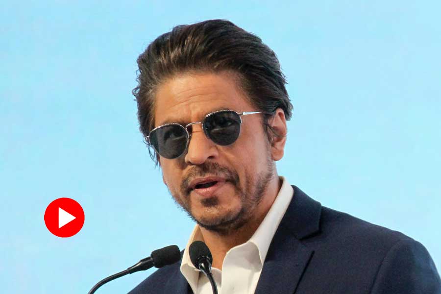 Shah Rukh Khan Stopped at mumbai airport video went viral