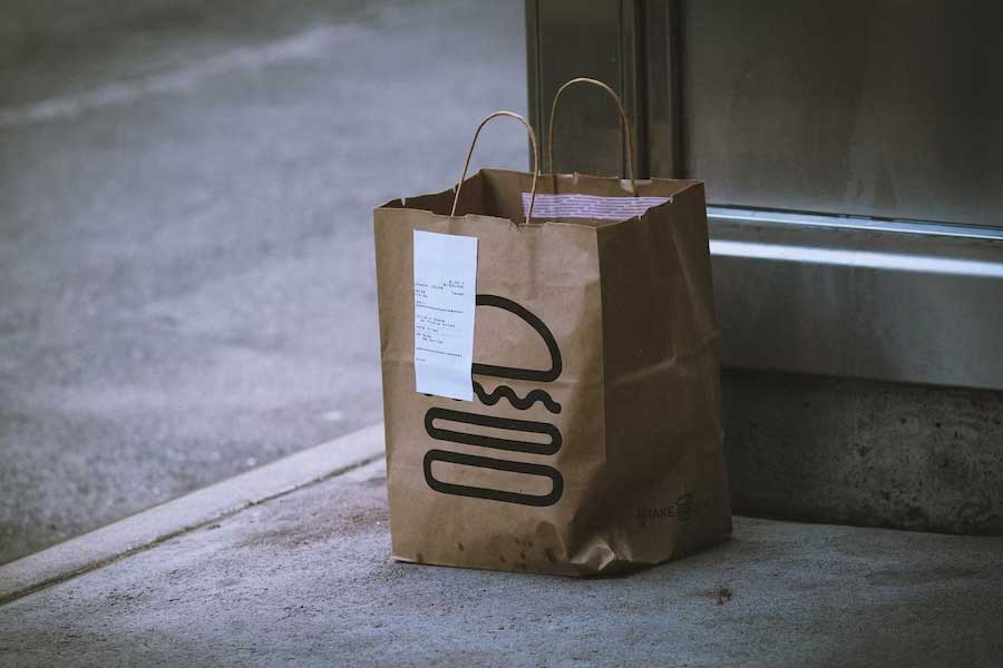 এ রকম পরিস্থিতিতে কেন হঠাৎ ক্ষতির মুখে ওয়াংয়ের সংস্থা? অর্থনীতিবিদেরা মনে করছেন, এর নেপথ্যে রয়েছে অতিমারি, লকডাউনের অঙ্ক। অতিমারির কারণে যখন দীর্ঘ দিন চিনে লকডাউন ছিল, তখন বেশির ভাগ নাগরিক অনলাইনে খাবার অর্ডার করতেন। এ ক্ষেত্রে ফুড ডেলিভারি সংস্থার উপর নির্ভর করতেন তাঁরা।