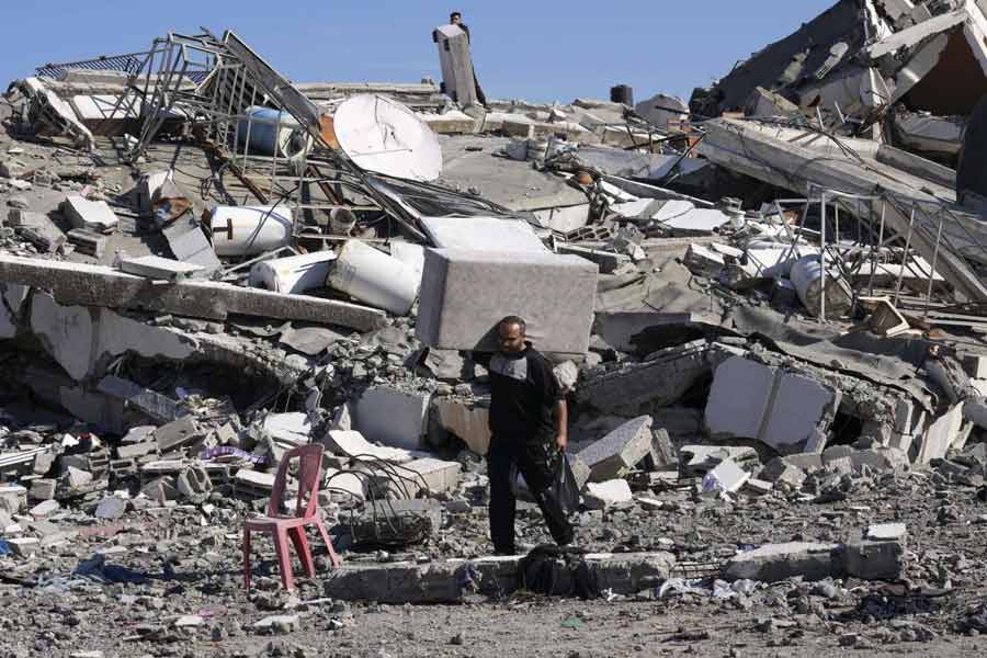 বেশ কয়েকটি রিপোর্ট অনুযায়ী, এই যুদ্ধে ইজ়রায়েলকে নানা রকম সামরিক অস্ত্র সরবরাহ করে সাহায্য করছে আমেরিকা। হামাসের বিরুদ্ধে লড়াইয়ের জন্য সম্প্রতি ইজ়রায়েলকে ১৫ হাজার বোমা, ৫৭ হাজার গোলা সরবরাহ করেছে আমেরিকা। এ ছাড়া একশোটি বিএলইউ-১০৯ বাঙ্কার বাস্টার বোমাও দিয়েছে তারা।