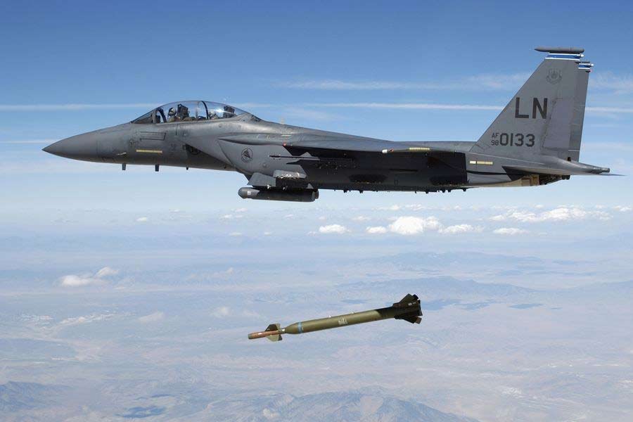 ১৯৮৫ সাল থেকে বিএলইউ-১০৯/বি বোমার ব্যবহার শুরু হয়েছে। কংক্রিটের কাঠামোর ৪-৬ ফুট গভীরে ঢুকে বিস্ফোরণ ঘটায় এই মারণ বোমা।