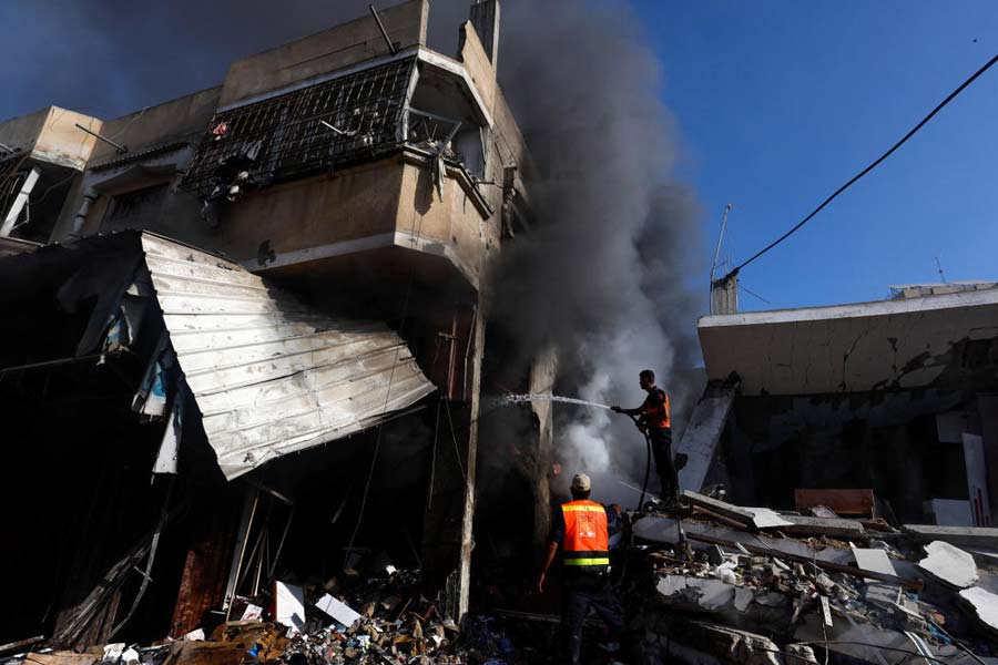 এই ধরনের বোমা ব্যবহারে নিষেধাজ্ঞা জারি করা হয়েছিল বহু বছর আগেই। কিন্তু হামাসের সঙ্গে যুদ্ধে ইজ়রায়েলের বিরুদ্ধে তাদের ঘন জনবসতি এলাকায় এই ধরনের বোমা ফেলার গুরুতর অভিযোগ তুলেছে প্যালেস্তাইন।