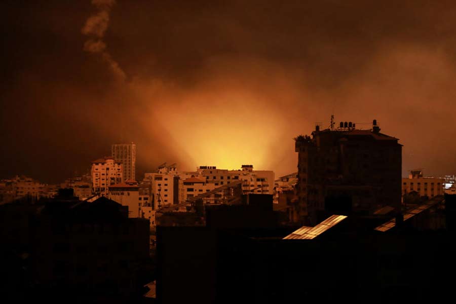 মোমের মতো এক ধরনের রাসায়নিক পদার্থ এই সাদা ফসফরাস। অনেক সময় এর রং হলুদও হয়। ঝাঁঝালো এবং পচা রসুনের মতো সেই গন্ধ। এই রাসায়নিক পদার্থটি অক্সিজেনের সংস্পর্শে এলেই আগুন ধরে যায়। জল দিয়েও সেই আগুন নেভানো যায় না। আর এটাই এই রাসায়নিকের অন্যতম ভয়ানক বৈশিষ্ট্য।