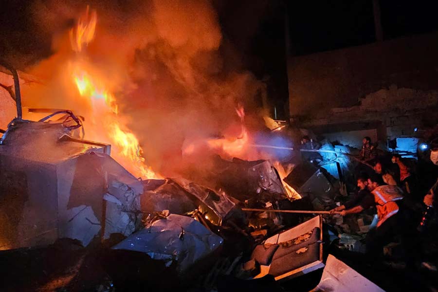 ইজ়রায়েলের স্পঞ্জ বোমা আসলে কী? কী-ই বা এর বিশেষত্ব? কতটা ভয়ানক? এই স্পঞ্জ বোমা অনেকটা ফেনার মতো দেখতে হয়।