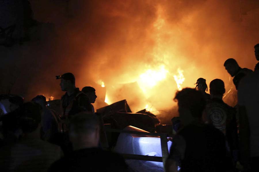 প্রাথমিক ভাবে কোনও রাসায়নিকের ফেনা বলে মনে হলেও, ব্যবহারের পর পরই সেই ফেনা কঠিন পদার্থে বদলে যায়। ২০২১ সালে গাজ়া সীমান্তে বেশ কিছু সুড়ঙ্গমুখ বন্ধ করতে এই ধরনের গ্রেনেড পরীক্ষামূলক ভাবে ব্যবহার করেছিল ইজ়রায়েল।