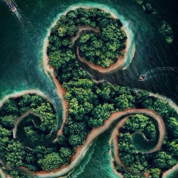 সম্প্রতি ‘কালা পানি’ নামের ওয়েব সিরিজ়টি দর্শক মহলে আলোড়ন ফেলেছে। ২০২৭ সালে আন্দামান ও নিকোবর দ্বীপপুঞ্জে এক মহামারির উদ্ভব এবং তা থেকে জন্মানো উদ্বেগ ও ঘাত-প্রতিঘাত মনে পড়াচ্ছে কোভিড-কালের ভয়াবহ অভিজ্ঞতা। এরই পাশাপাশি, সেই সিরি‌জ়ে বার বার দেখানো হয়েছে একটি বিশেষ চিহ্ন। এমনকি, এই চিহ্নটি সিরিজ়ের পোস্টার ও টাইটেল কার্ডেও প্রদর্শিত। তিনটি সর্পিল কুণ্ডলীর চক্র নিয়ে তৈরি এই চিহ্ন কি কল্পিত, না কি তার বাস্তব ভিত্তি রয়েছে?