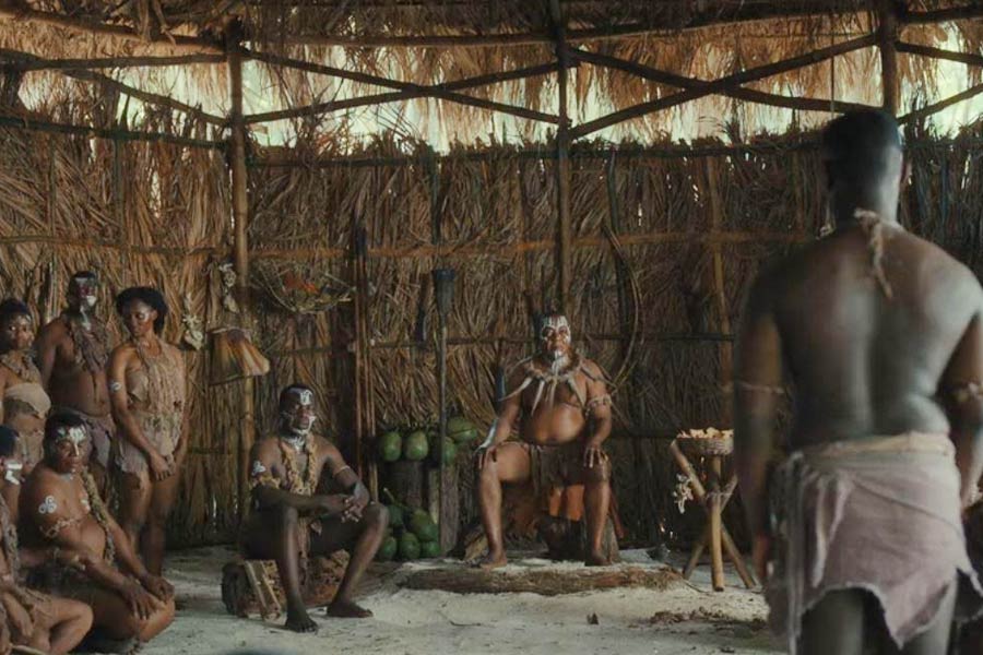 ওরাকা জনজাতি কল্পিত হলেও আন্দামান ও নিকোবর দ্বীপপুঞ্জে বাসরত বেশ কিছু জনজাতির সঙ্গে তাদের মিল রয়েছে। সব থেকে বড় কথা, তারা প্রকৃতির সঙ্গে এতটাই ওতপ্রোত ভাবে জড়িত যে, কোনও প্রাকৃতিক বিপর্যয়ের আভাস তারা সর্বাগ্রে টের পায়। ২০০৪ সালের সুনামির আগেই তারা পার্বত্য অঞ্চলে চলে গিয়েছিল এবং বিপর্যয়ে তাদের কোনও ক্ষতিই প্রায় হয়নি বলে সিরি‌জ়ে দেখানো হয়েছে।