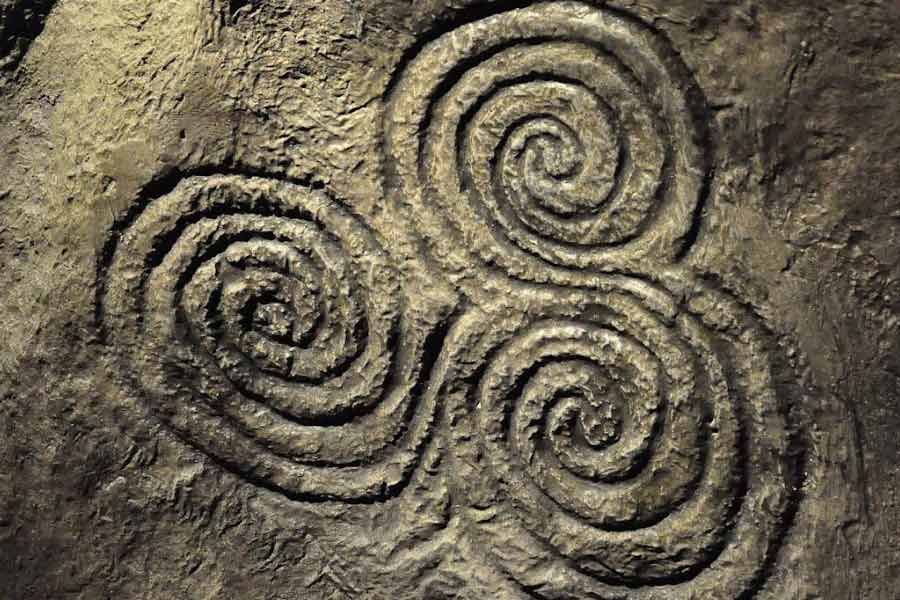 বিশ্বের সব থেকে পুরনো ট্রিস্কেলিয়নটির সন্ধান পাওয়া গিয়েছে ইউরোপে। আয়ারল্যান্ডের নিউগ্রাঞ্জ নামের এক প্রস্তরযুগীয় সৌধক্ষেত্রে একটি পাথরের গায়ে আঁকা রয়েছে এই ট্রিস্কেলিয়নটি। প্রত্নতত্ত্ববিদদের মতে, এটি ৩২০০ খ্রিস্টপূর্বাব্দ নাগাদ খোদাই করা হয়েছিল। প্রায় একই সময়ে গ্রিসের মাইসেনীয় যুগের (ব্রোঞ্জ যুগের শেষার্ধ) কিছু মৃৎপাত্রের গায়েও এই চিহ্ন অঙ্কিত হয়েছিল। আয়ারল্যান্ডের সংস্কৃতিতে ট্রিস্কেলিয়নের বিশেষ ভূমিকা অবশ্য পরবর্তী কালেও থেকে যায়।