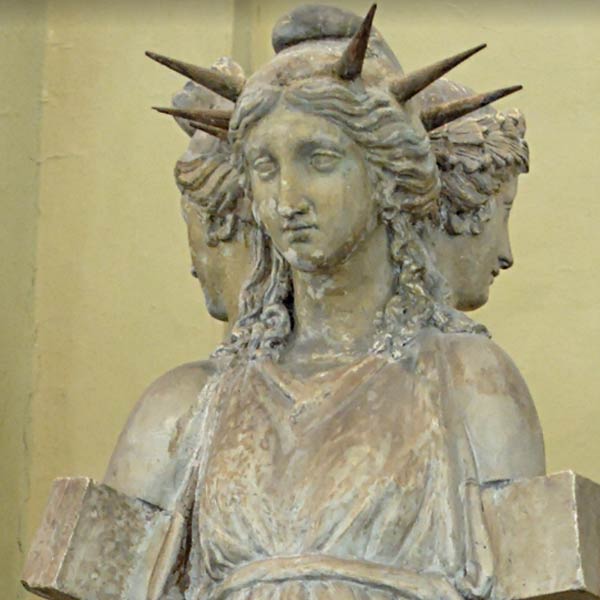 প্রাচীন গ্রিসে অনেক সময় তিন মাথাওয়ালা দেবী হেকাটের প্রতীক হিসাবে ট্রিস্কেলিয়নের ব্যবহার লক্ষ করা যায়। হেকাটের মূর্তি থেকে জানা যায়, তিনি ছিলেন তিন দেহ সম্বলিতা। তাঁকে পরিবর্তনের দেবী বলে মনে করা হত। সেই সঙ্গে তিনি ছিলেন বিষাক্ত গাছ-গাছড়া, মৃতের সমাধি, প্রেত এবং জাদুবিদ্যার সঙ্গে জড়িত। প্রাচীন আথেন্সে হেকাটেকে আকাশ, ভূমি এবং সমু্দ্র— এই তিনটি ভুবনের রক্ষয়িত্রী মনে করা হত। সহজ দৃষ্টিতে দেখলে, ট্রিস্কেলিয়নের তিনটি সর্পিল চক্র এই তিন ভুবনের প্রতীকেও হতে পারে বলে অনেকে মনে করেন। গ্রিসের বাইরে মিশর ও অন্যত্রও হেকাটে পূজিতা হতেন।