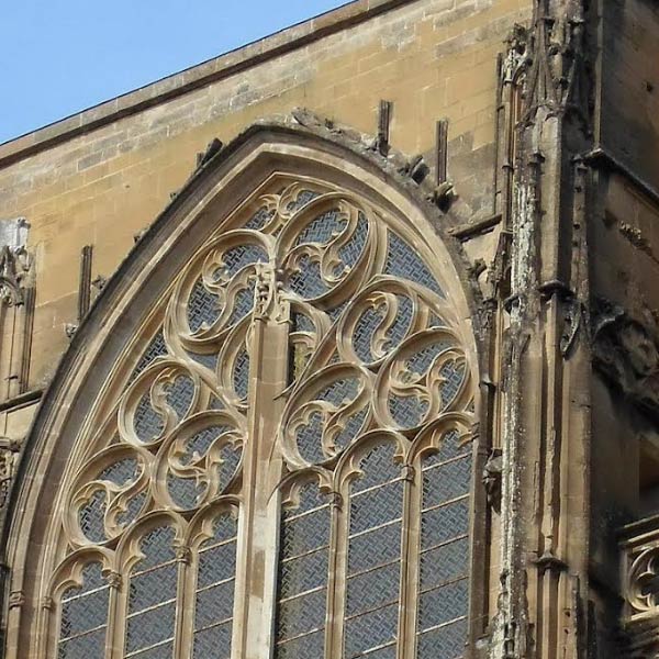 নৃতত্ত্ববিদদের একাংশ মনে করেন, আয়ারল্যান্ডে এই চিহ্নের সব থেকে পুরনো নমুনা পাওয়া গেলেও, বিশ্বের প্রায় সব প্রাচীন সংস্কৃতিতেই এ ধরনের প্রতীক ব্যবহৃত হত। কোথাও এটিকে ত্রিশক্তি হিসাবেও দেখা হত। মধ্যযুগীয় ইউরোপের খ্রিস্টীয়  সংস্কৃতিতে এটিকে ফাদার, সন এবং হোলি স্পিরিটের প্রতীক হিসেবে বর্ণনা করা হতে থাকে। 