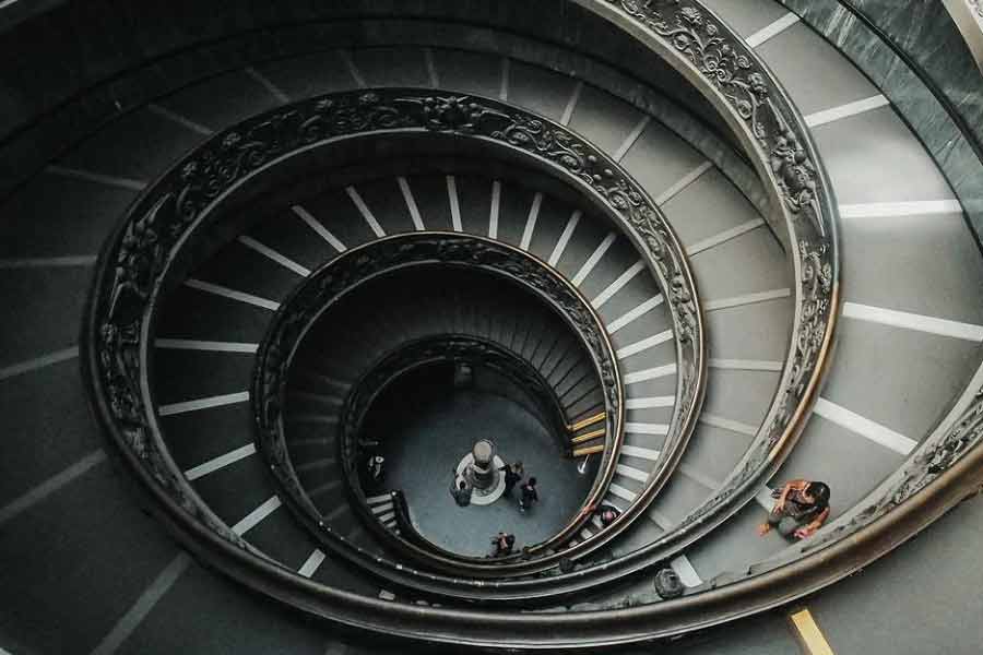 তার উপরে এই সিরিজ়ে দেখানো হয়েছে প্রগতির গতিসূত্রের সঙ্গে সেঁটে থাকা লোভ, মোহ, ঘৃণা ও ক্ষমতালিপ্সাকে। দেখানো হয়েছে, তারাও বার বার আবর্তিত হয়, সে আবর্তনও সর্পিলাকার। অনন্ত। ট্রিস্কেলিয়ন যেন সেই সর্পিল লিপ্সার বিরুদ্ধে দাঁড়িয়ে থাকা এক ভিন্ন জগতের প্রবেশদ্বার।