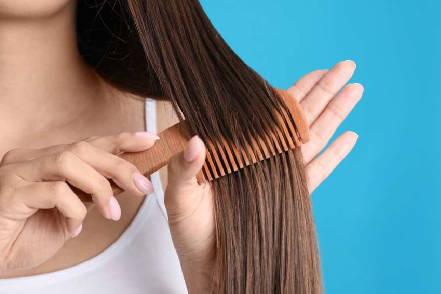 নিয়মিত কাঠের চিরুনি ব্যবহার করলে মাথার ত্বকে রক্ত সঞ্চালন ভাল হয়।