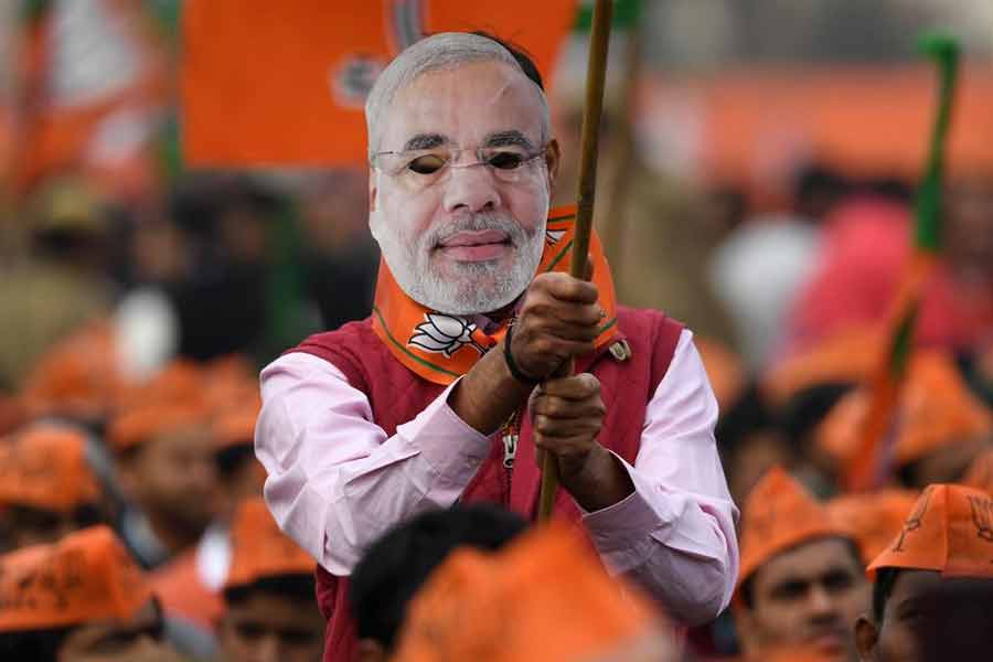 বলিউডি ব্লকব্লাস্টার ‘শোলে’র দুই চরিত্রের অনুষঙ্গে কমল-দিগ্বিজয়ের জুটিতে জয়-বীরু জুটি বলে বর্ণনা করছিলেন কংগ্রেস নেতারা। কিন্তু ভোট-ফলাফল বলছে দলকে কাঙ্ক্ষিত জয় এনে দিতে ব্যর্থ এই দুই প্রবীণ নেতা।