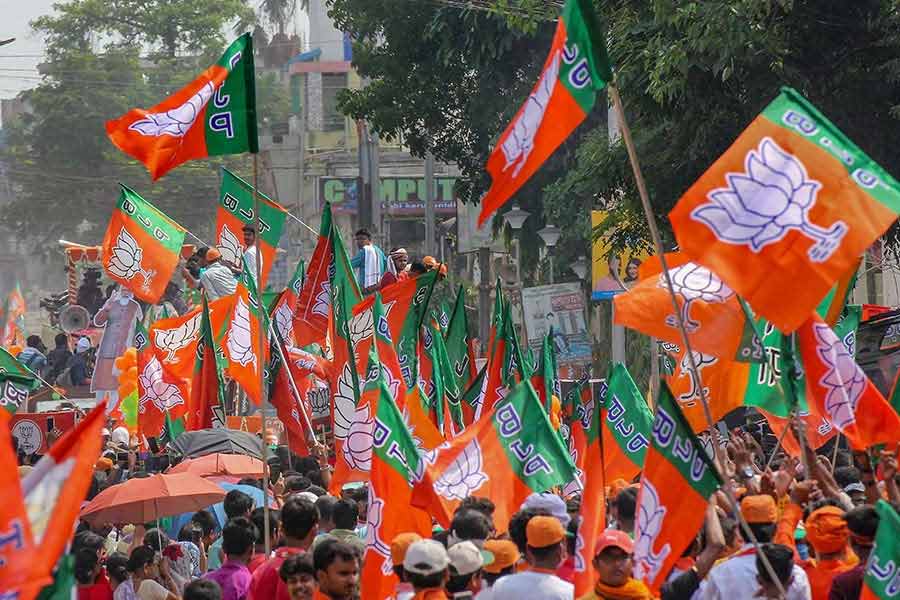 বিজেপির অনেকেই আবার মনে করছেন, তাদের এই জয়ের নেপথ্যে রয়েছেন দলের বিদায়ী মুখ্যমন্ত্রী শিবরাজ সিংহ চৌহান, যিনি আবার রাজ্য রাজনীতিতে ‘মামা’ নামে পরিচিত।