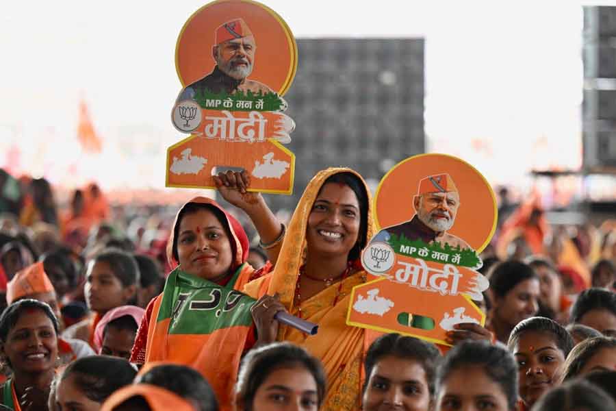 এক সময় মধ্যপ্রদেশের এই ‘মামা’ই বিজেপিতে কোণঠাসা হয়ে গিয়েছিলেন বলে দলের অন্দরে জল্পনা শুরু হয়ে যায়। শোনা যায় রাষ্ট্রীয় স্বয়ংসেবক সঙ্ঘ বা আরএসএসের সুনজরে না থাকার জন্য মুখ্যমন্ত্রী হিসাবে শিবরাজকে আর চাইছেন না বিজেপি নেতৃত্ব।