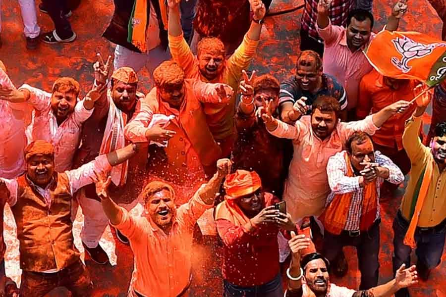 বিজেপির তরফে মধ্যপ্রদেশের ভোট ময়দানে নামানো হয় দলের সাংসদ তথা কেন্দ্রীয় মন্ত্রী নরেন্দ্র সিংহ তোমরকে। কিন্তু ভোটের কিছু দিন আগে তোমরের ছেলের একটি বিতর্কিত ভিডিয়ো সমাজমাধ্যমে ভাইরাল হয়। 