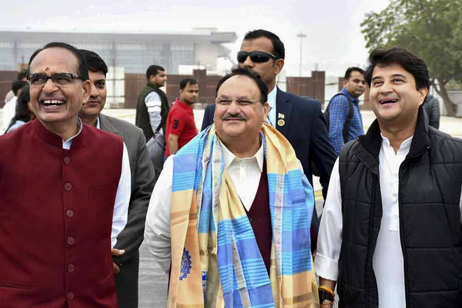 তার পরই কার্যত অন্তরালে চলে যান তোমর। ক্রমশ শিবরাজের উপরেই আস্থা রাখার ইঙ্গিত দেন বিজেপি শীর্ষ নেতৃত্ব। তাঁর উপর আস্থা রাখার মর্যাদা যে শিবরাজ দিচ্ছেন, তা মধ্যপ্রদেশের ফলাফলে স্পষ্ট।