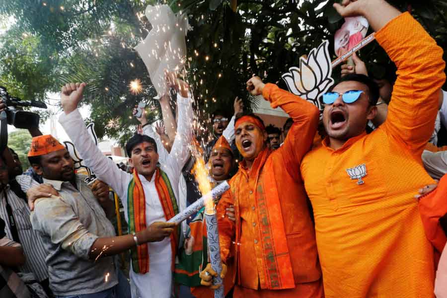 মূলত শিবরাজের ব্যক্তিগত জনপ্রিয়তা, একাধিক সামাজিক প্রকল্পে ভর করেই বিজেপি মধ্যপ্রদেশে ক্ষমতা ধরে রাখতে চলেছে বলে মনে করছেন অনেকে। কংগ্রেস ভোটপ্রচারে গিয়ে বলেছিল, তারা ক্ষমতায় এলে রাজ্যে জাতসমীক্ষা করবে।