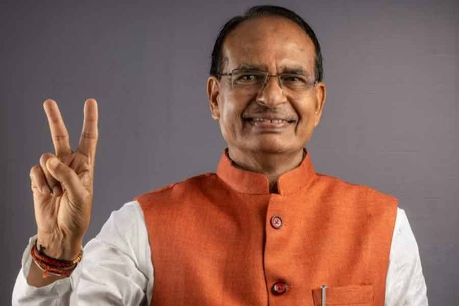 বুথফেরত সমীক্ষাতেই ইঙ্গিত দেওয়া হয়েছিল যে, মধ্যপ্রদেশে ক্ষমতায় থাকছে বিজেপিই। তবে কংগ্রেসের সঙ্গে তাদের আসনের ব্যবধান যে এতটা হবে, সে ইঙ্গিত ছিল না ওই সমীক্ষাগুলোয়। শেষ পর্যন্ত এই ফলাফল বজায় থাকলে মাঝের দু’বছর বাদে টানা ২০ বছর মধ্যপ্রদেশে ক্ষমতায় থাকতে চলেছে বিজেপি।