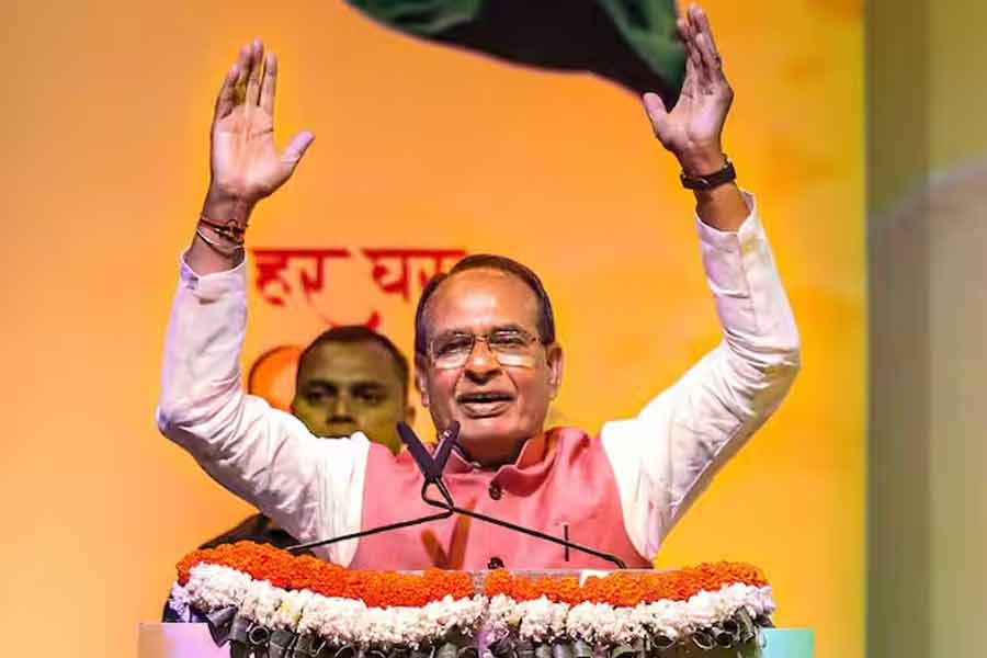 রবিবার ভোটগণনার দিনে ভোপাল গ্যাস দুর্ঘটনার কথা স্মরণ করে শিবরাজ বলেন, “আজও ১৯৮৪ সালের ২ আর ৩ ডিসেম্বরের ঘটনা মনে পড়লে আমরা কেঁপে উঠি। গ্যাস দুর্ঘটনায় হাজার হাজার ভাইবোনকে হারিয়েছি। প্রাণ বাঁচাতে রাস্তায় পাগলের মতো ছুটছিলেন মানুষ। দৌড়তে দৌড়তে পড়ে যাচ্ছিলেন। ভোপালের ওই ভয়ানক দৃশ্য ভোলার নয়। সকলকে আমার প্রণাম, শ্রদ্ধা জানাই।”