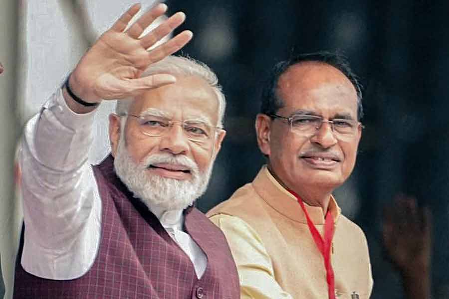 শিবরাজের এই মন্তব্যে জল্পনা এই যে, রাজ্যের বিদায়ী এবং ভাবী মুখ্যমন্ত্রী হিসাবেই এই মন্তব্য করেছেন তিনি। অন্য দিকে আপাদমস্তক রাজনীতিক মন্তব্য করে কমল নাথ শনিবার সকালে বলেন, “মধ্যপ্রদেশের মানুষের উপর আমার বিশ্বাস আছে।” অর্থাৎ মধ্যপ্রদেশবাসী শেষমেশ কংগ্রেসকেই বেছে নেবে বলে বিশ্বাস রেখেছিলেন কমল নাথ। খুব সম্ভবত, এ বারের মতো তাঁর বিশ্বাসের মর্যাদা দিলেন না ভোটদাতারা।