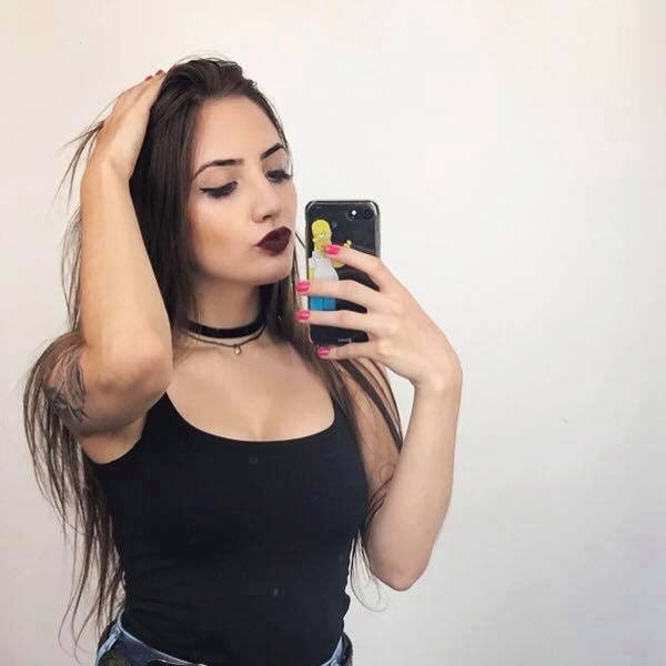 নেমারের এই নতুন ‘বান্ধবী’র নাম অ্যালাইন ফারিয়া। তিনিও এক জন অনলাইন মডেল। ইনস্টাগ্রামে অ্যলাইনের ফলোয়ারের সংখ্যা এক লক্ষেরও বেশি। তিনি নিয়মিত সমাজমাধ্যমে নিজের বিভিন্ন ছবি পোস্ট করেন।