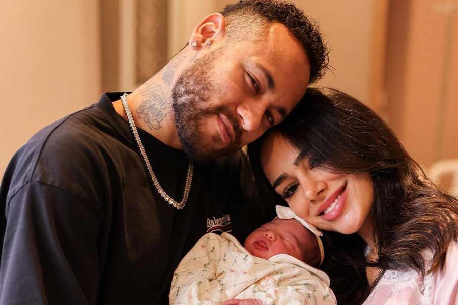 সম্প্রতি বাবা হয়েছেন নেমার। কন্যাসন্তানের জন্ম দিয়েছেন তাঁর বান্ধবী, মডেল ব্রুনা বিয়ানকার্ডি। তবে মেয়ের জন্ম হওয়ার দু’মাসের মধ্যেই বান্ধবী ব্রুনার সঙ্গে বিচ্ছেদ হয়ে গিয়েছে ফুটবল তারকার।